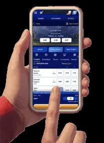 Mano che tiene uno smartphone con il sito Wonaco aperto